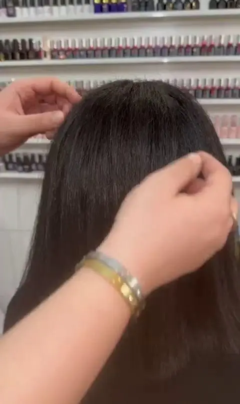 کارشناس سالن زیبایی پدیده نو در حال حالت دادن یا درمان موهای مشتری. ارائه تخصصی خدمات احیای مو، مراقبت و سلامت مو در پدیده نو.