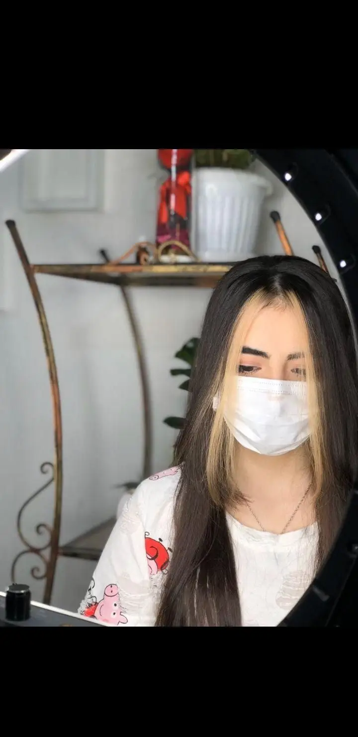 سالن زیبایی پدیده نو: مدل موی بلند زنانه با هایلایت جذاب جلوی مو (money piece) بلوند روی زمینه مشکی، ترند جدید رنگ مو و لایت.