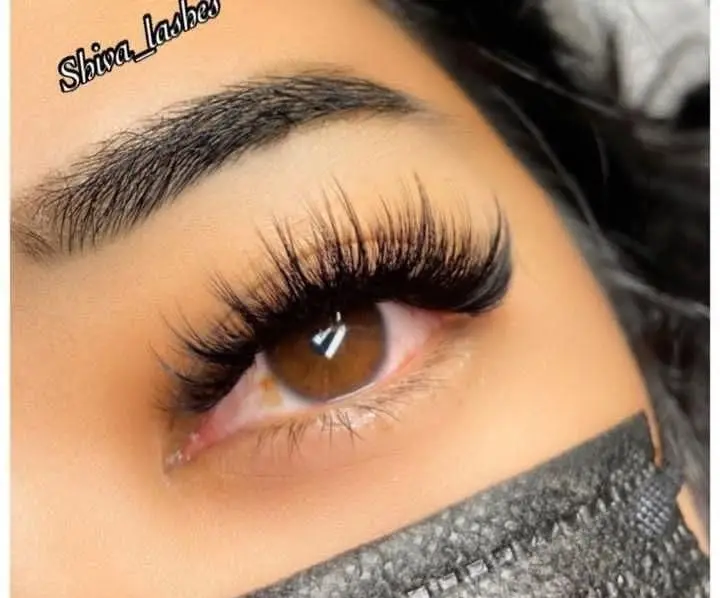 اجرای تخصصی کاشت و اکستنشن مژه والیوم با تراکم بالا و حالت طبیعی روی چشم مشتری در سالن زیبایی پدیده نو با ماندگاری عالی