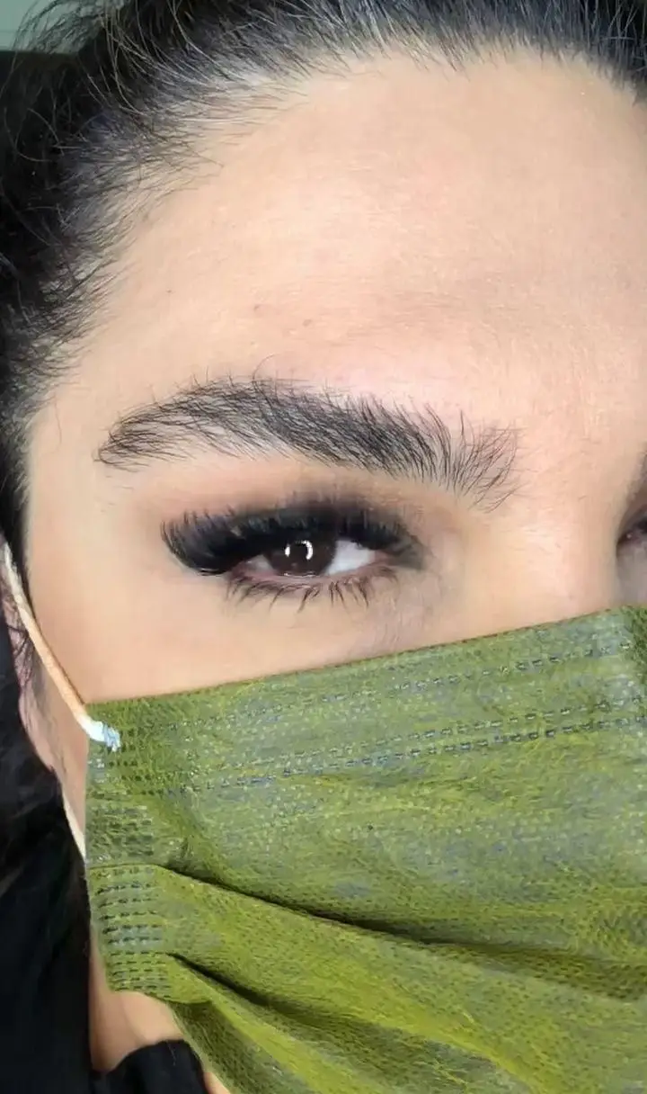 اکستنشن مژه والیوم ضخیم و مشکی به همراه لیفت و مرتبسازی ابرو، نمونه کار حرفهای کاشت مژه و آرایش چشم مجلسی زنانه