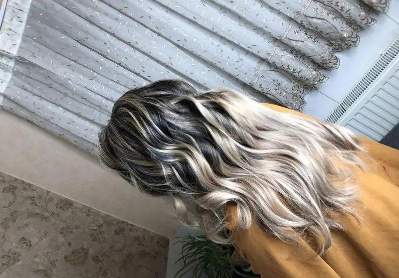 مدل رنگ و لایت موی بلند و حالتدار زنانه با تکنیک بالیاژ دودی نسکافهای و دکلره پایه بلند در سالن زیبایی تخصصی