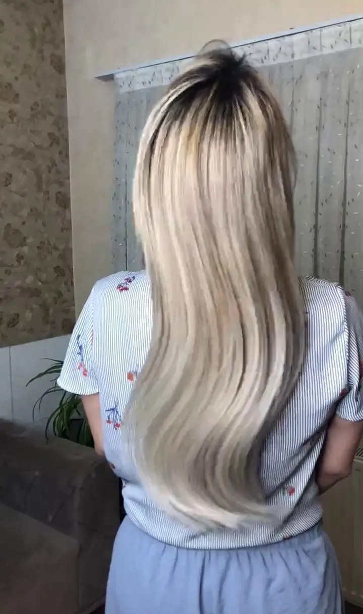 مدل موی بلوند دکلره شده با موجهای ملایم و ریشه تیره، نمونه کار حرفهای رنگ و لایت موی بلند زنانه در سالن زیبایی تخصصی
