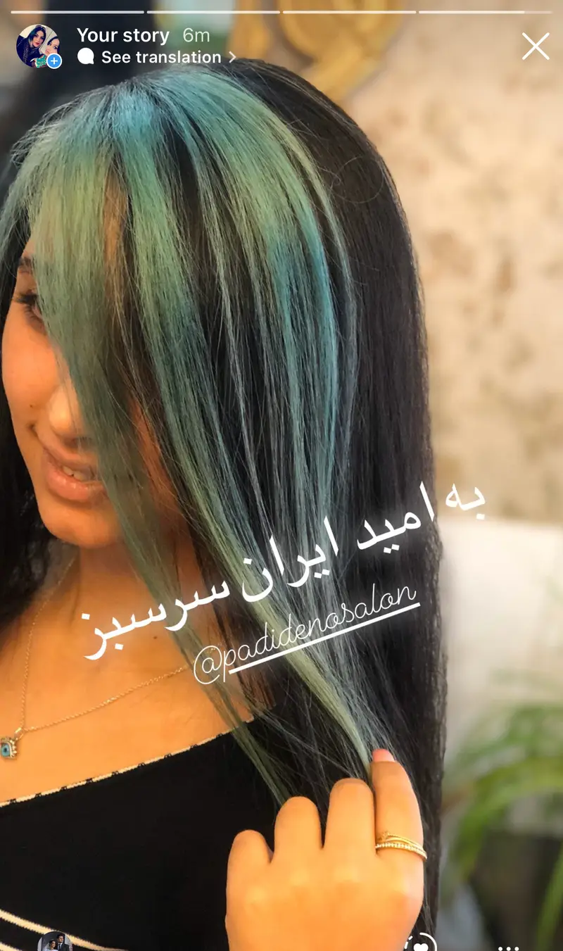 رنگ موی فانتزی سبز آبی جلوی سر روی موهای مشکی دخترانه انجام شده در سالن زیبایی پدیده برای ایجاد استایل شیک و مدرن