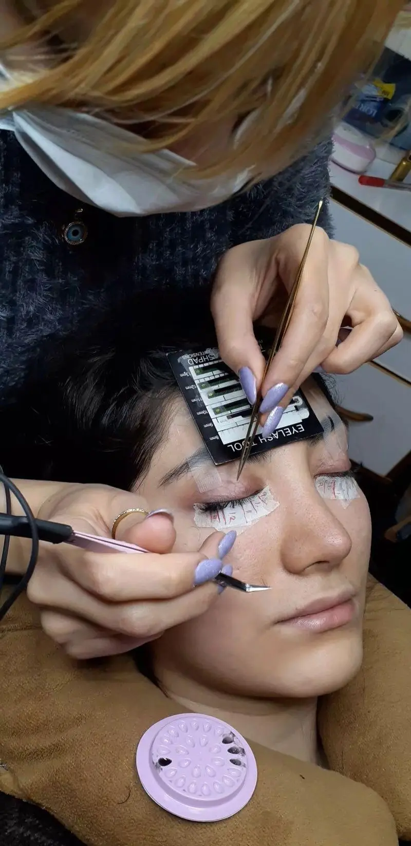 مراحل کاشت و اکستنشن مژه طبیعی و تار به تار توسط مژه کار حرفهای با استفاده از پنس و ابزار مخصوص در سالن زیبایی