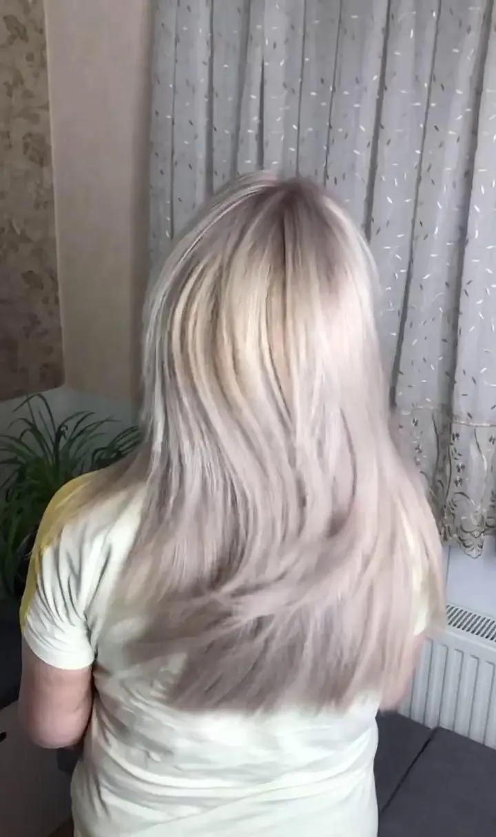خدمات رنگ و دکلره موی بلوند پلاتینه بلند و صاف با موج ملایم در انتهای مو، نمونه کار رنگ مو در سالن زیبایی پدیده نو