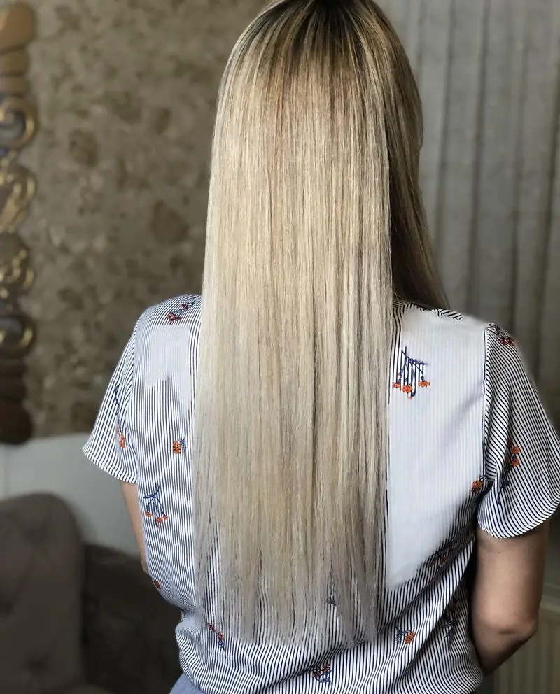 مدل موی بلوند صاف و شلاقی با تکنیک بالیاژ و ریشه تیره، نمونه کار کراتینه و صافی موی بلند زنانه در سالن زیبایی