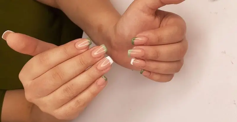 طراحی ناخن شیک و جدید با فرنچ سفید و سبز ملایم روی ناخنهای طبیعی دست مناسب برای ایده کاشت و ژلیش ناخن در سالن زیبایی
