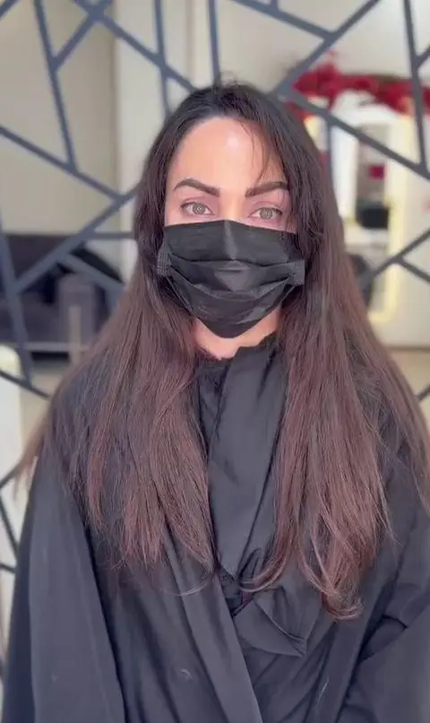 سالن زیبایی آسو: مشتری با موهای بلند و زیبا، آماده تجربه خدمات تخصصی مراقبت از مو، رنگ و مش، و فرم دهی ابرو.