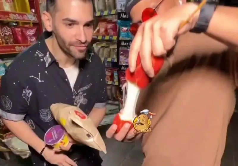 مشتریان شاد در کمپ مزه شعبه نازی اباد، مشغول خرید و تجربه پنیر کشی محصول جدید؛ فضایی دوستانه با بهترین خوراکی ها.