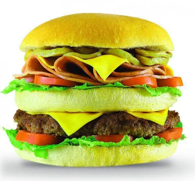 تصویر همبرگر دوبل ویژه عطاویچ، با نان زرد، دو لایه گوشت برگر آبدار، پنیر چدار، کاهو، گوجه، خیارشور و کالباس فراوان.