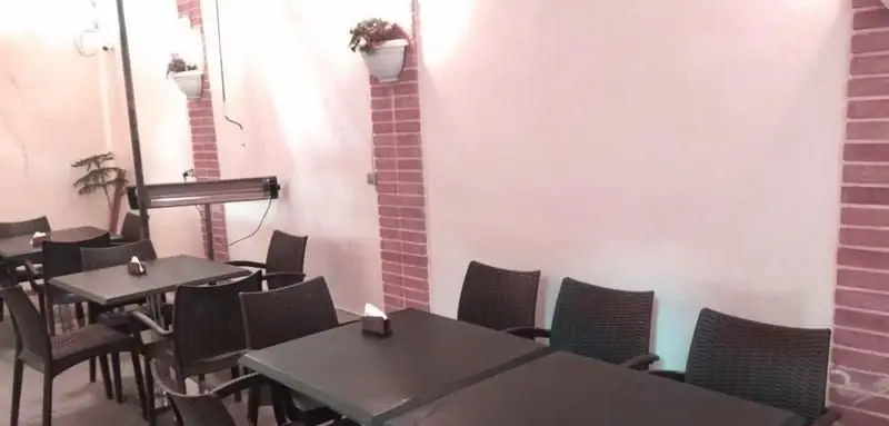 فضای دلنشین کافی شاپ آلوارس با میز و صندلی‌های راحت و دکوراسیون گرم و صمیمی، ایده‌آل برای یک دورهمی دوستانه و خاطره‌ساز.