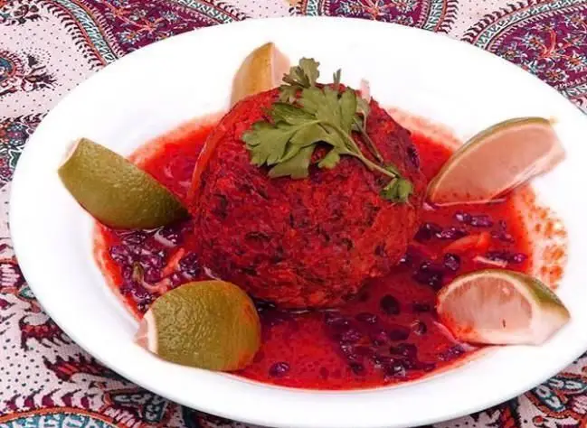 کوفته انار و سبزی خوش‌طعم و زیبا در رستوران ایرانی اسلیمی با سس ملس و لیموی تازه، انتخابی ویژه برای دوستداران غذاهای اصیل.