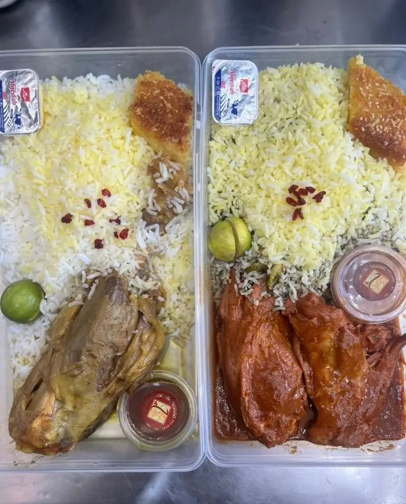 دو غذای کترینگ پارسی: چلو گوشت با زرشک پلو زعفرانی و سبزی پلو با خورشت گوشت، ته دیگ، کره و لیمو در بسته بندی آماده.