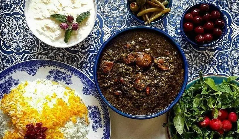 سفره سنتی ایرانی از کترینگ پارسی: قرمه سبزی، پلو زعفرانی، ماست و خیار، ترشی، زیتون و سبزی خوردن. غذای اصیل و خانگی.