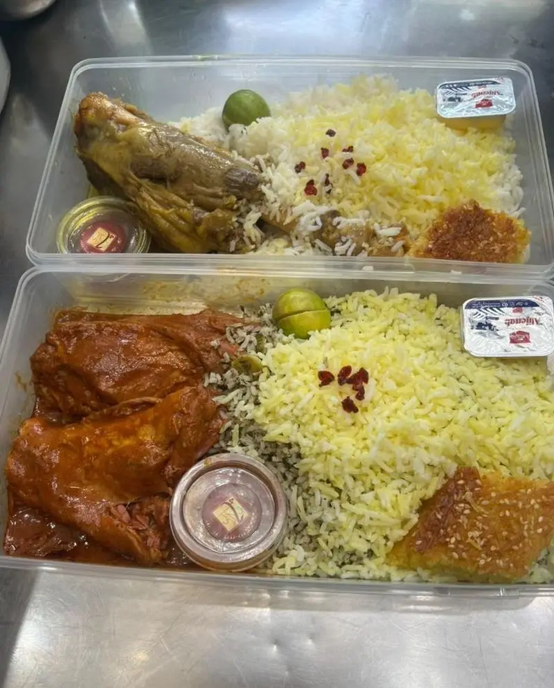 سفارش غذای کترینگ پارسی: ماهیچه با پلو زعفرانی، مرغ خورشتی با پلو، ته دیگ و زرشک. غذای ایرانی بیرون بر باکیفیت
