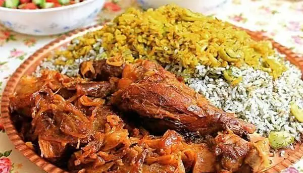 عکس سینی غذای مجلسی و خوشمزه کترینگ پارسی شامل سبزی پلو، پلو زعفرانی با زرشک و خورش ماهیچه گوسفندی.