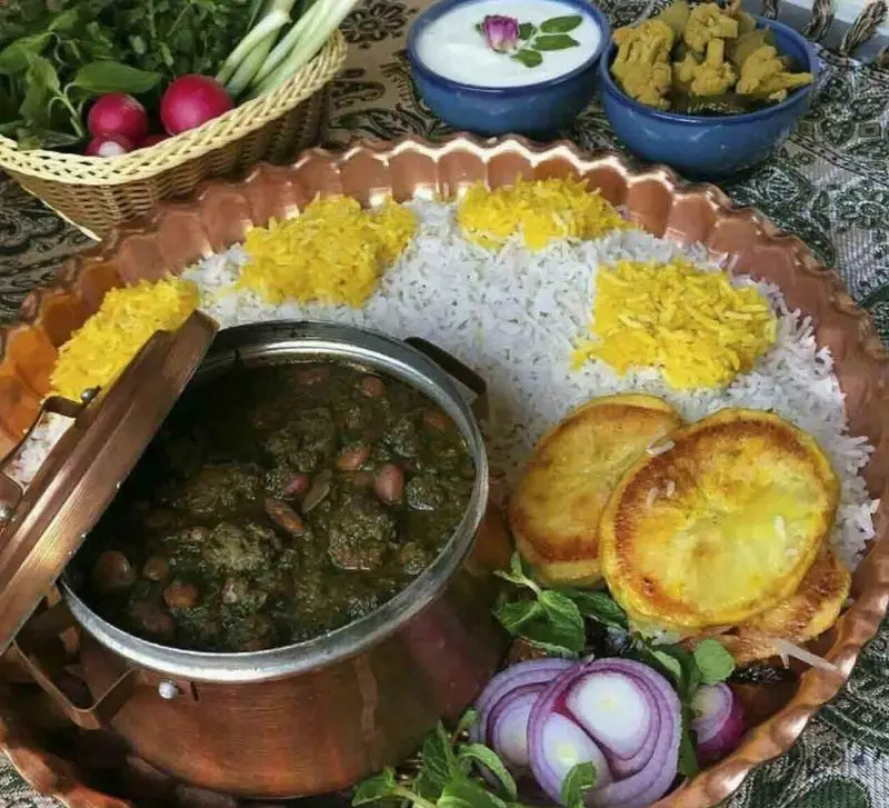 سفره ایرانی کترینگ پارسی با قورمه سبزی، چلو زعفرانی، ته دیگ سیب زمینی، ماست و خیار و ترشی برای سفارش آنلاین.