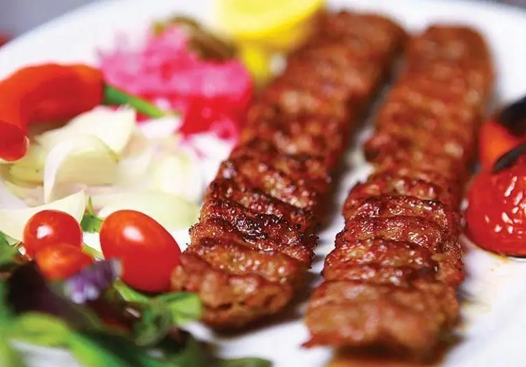 سرو کباب کوبیده اصیل ایرانی کترینگ پارسی با دورچین متنوع (گوجه، پیاز، فلفل و سبزیجات). انتخابی عالی برای تهیه غذای مجالس و خانوادگی.