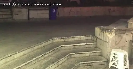 نمای شبانه و آرامش‌بخش فضای بیرونی کباب خانه دورچین، شامل پله‌های سنگی و محوطه وسیع، مکانی دلنشین برای پذیرایی.