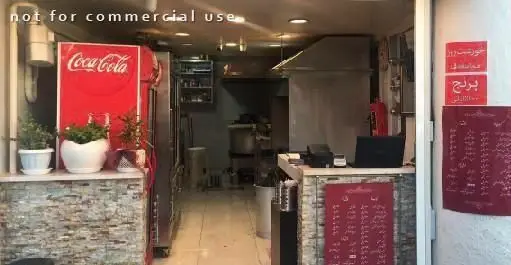 کباب خانه دورچین: نمای داخلی با یخچال کوکاکولا، پیشخوان سنگی و منوهای کامل غذای ایرانی و کباب لذیذ.