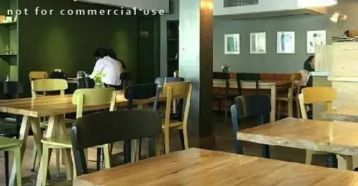 فضای داخلی رستوران فرنگی سبوس با میز و صندلی‌های چوبی روشن و دکوراسیون مدرن، محیطی دنج و دلنشین برای مشتریان.