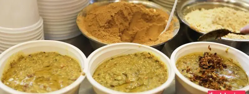 سه کاسه آش یا حلیم تازه و لذیذ، آماده سرو در ظروف یکبار مصرف با افزودنی‌های خوشمزه در گروه غذایی حاج علی و پسران.