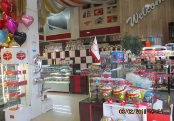 نمای داخلی شیک و مدرن شیرینی پدیده شرق، شامل انواع کیک، شیرینی، دسر و لوازم جشن برای خرید و سفارشات آنلاین.