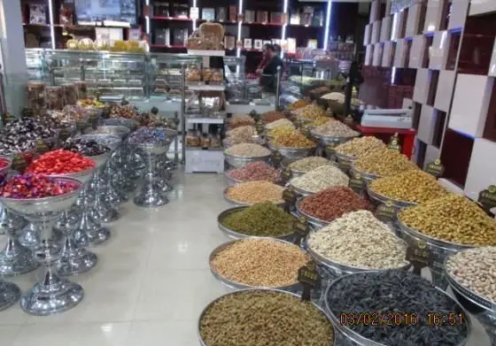 فروشگاه بزرگ شیرینی پدیده شرق، ارائه‌دهنده انواع آجیل، خشکبار، شکلات و شیرینی‌های تازه و لوکس برای مشتریان گرامی.