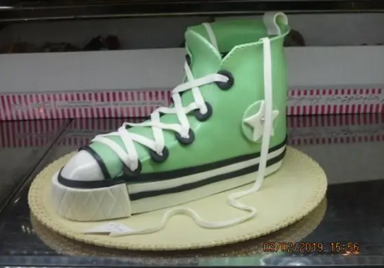 کیک تولد فانتزی و سفارشی به شکل کتانی ساق‌بلند سبز کانورس، با جزئیات دقیق، از شیرینی پدیده شرق.