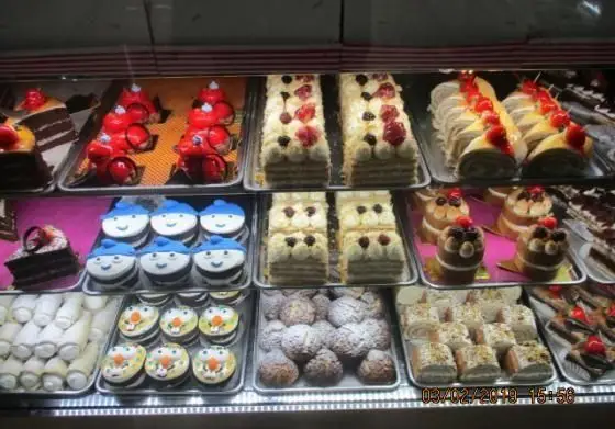 ویترین شیرینی پدیده شرق با انواع کیک، کاپ کیک‌های فانتزی و دسرهای تازه و خوشمزه، گزینه‌ای عالی برای جشن‌ها و مهمانی‌ها.