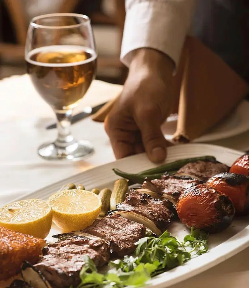 چلو کباب نایب: سرو مجلل کباب گوشت برگ و گوجه فرنگی کبابی با لیمو و سبزی تازه. تجربه‌ای بی‌نظیر از غذای اصیل ایرانی.