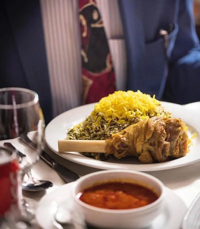 چلو کباب نایب: لذت چشیدن غذای اصیل ایرانی. ماهیچه گوسفندی با باقالی پلو و برنج زعفرانی در رستورانی لوکس و مجلل.