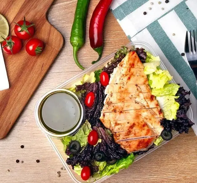 سالاد سینه مرغ گریل شده رژیمی و تازه از کافه مارکت با ترکیب انواع کاهو و سبزیجات، گوجه گیلاسی و زیتون، به همراه سس رژیمی در بسته بندی آماده.