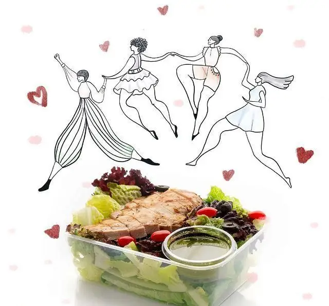 سالاد مرغ رژیمی و تازه کافه مارکت در ظرف شفاف با سس مخصوص، همراه با تصویر چهار زن در حال رقص، نماد سلامتی و نشاط.