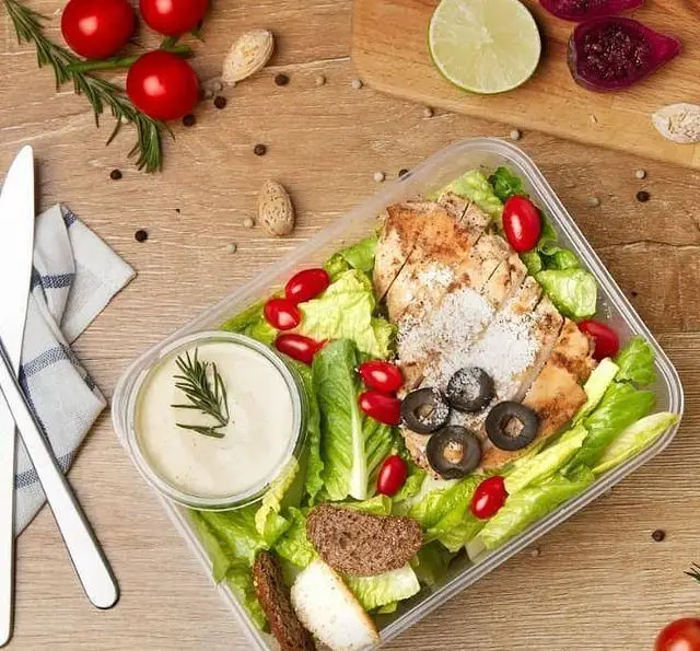 سالاد رژیمی مرغ گریل شده کافه مارکت: غذایی تازه و سالم با گوجه، زیتون، نان تست و سس مخصوص، مناسب بیرون بر.