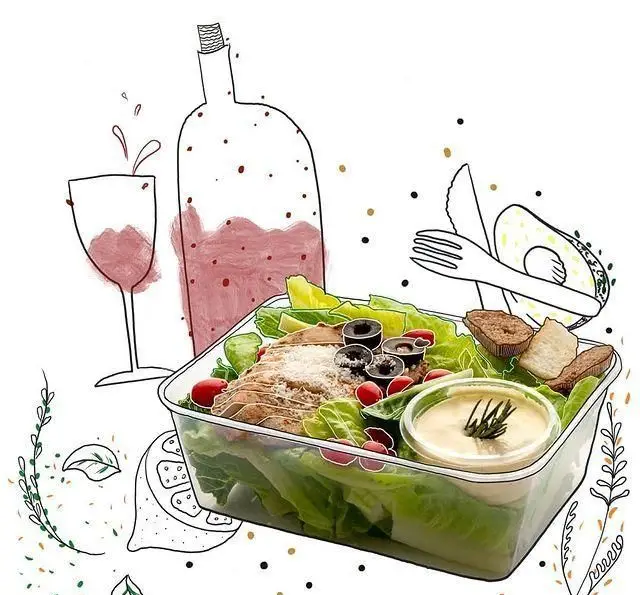 سالاد سزار کافه مارکت با مرغ، زیتون و سس مخصوص، همراه با بطری و گیلاس نوشیدنی، گزینه‌ای عالی برای ناهار سالم و رژیمی بیرون بر.