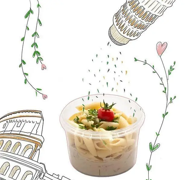 پاستای پنه تازه کافه مارکت در ظرف دلیوری، با چاشنی پنیر پارمزان و نمادهای ایتالیایی مانند برج پیزا و کولوسئوم.