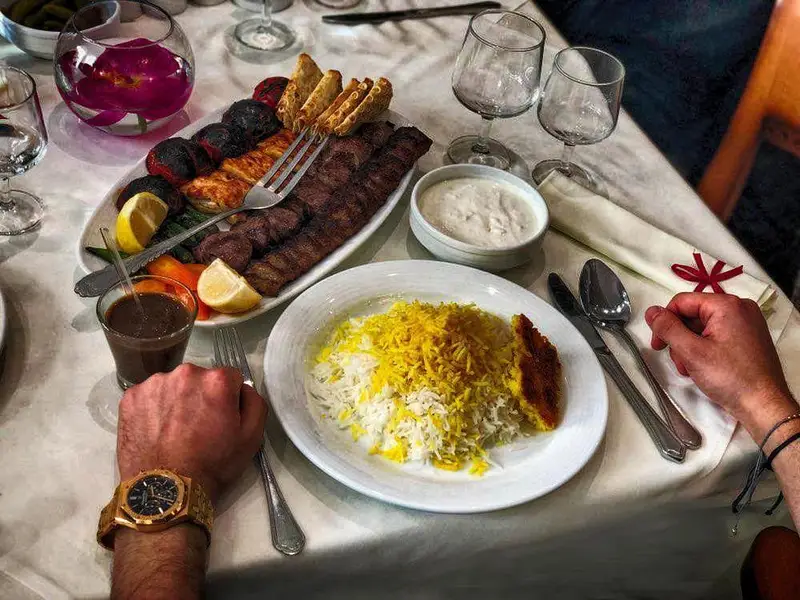 وعده غذایی لذیذ در رستوران نایب ساعی: سینی کباب میکس، جوجه کباب، پلو زعفرانی و ماست. تجربه‌ای اصیل از غذای ایرانی.