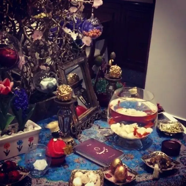 سفره هفت سین پرشکوه نوروزی در رستوران نایب ساعی با تزیینات سنتی، ماهی قرمز و گل‌های بهاری، نمادی از سال نو.