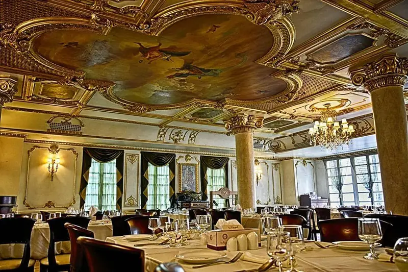 رستوران نایب ساعی با دکوراسیون داخلی کلاسیک، سقف نقاشی شده عظیم، گچ‌بری‌های طلایی و فضای آماده برای تجربه‌ای لوکس