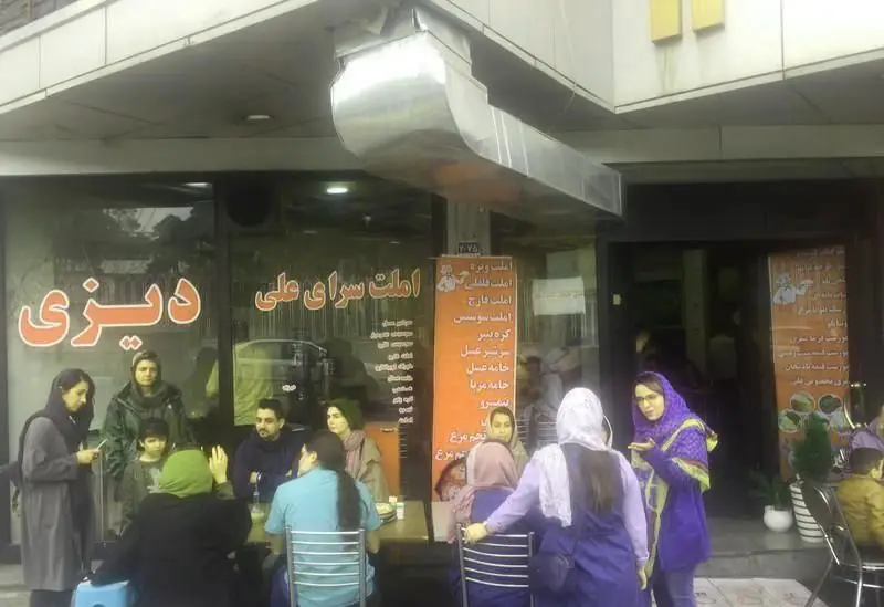 تصویری از رستوران محبوب املت و دیزی سرای علی، مکانی ایده‌آل برای چشیدن طعم اصیل صبحانه و غذاهای سنتی ایرانی در فضایی پرجنب‌وجوش.