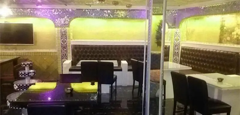 دکوراسیون داخلی مدرن و شیک رستوران فرنگی شاخه طوبی با مبلمان راحت، میز و صندلی چیدمان شده و نورپردازی دلپذیر برای مشتریان.