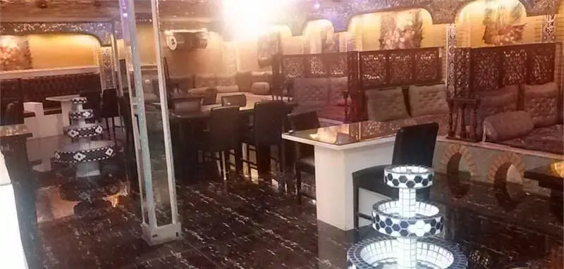 محیط شیک و دلنشین رستوران فرنگی شاخه طوبی، ترکیبی از میز و صندلی مدرن و مبلمان سنتی با نورپردازی گرم و دکوراسیون خاص.