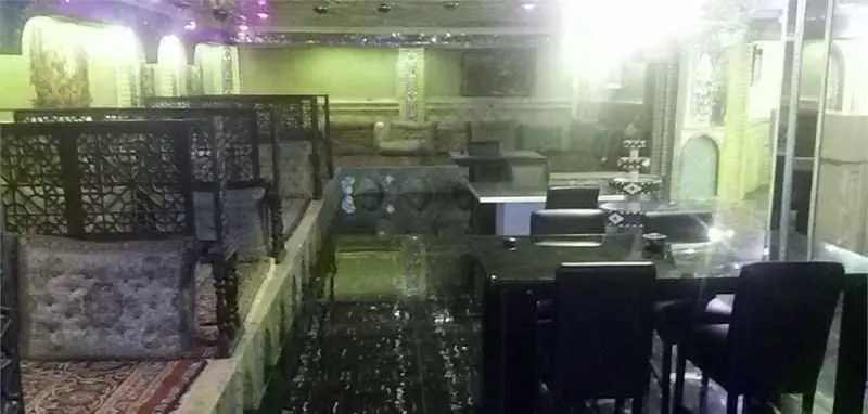 فضای داخلی دلنشین رستوران فرنگی شاخه طوبی با ترکیبی از تخت‌های سنتی و میز و صندلی‌های مدرن برای لحظاتی خاص و خاطره‌انگیز.