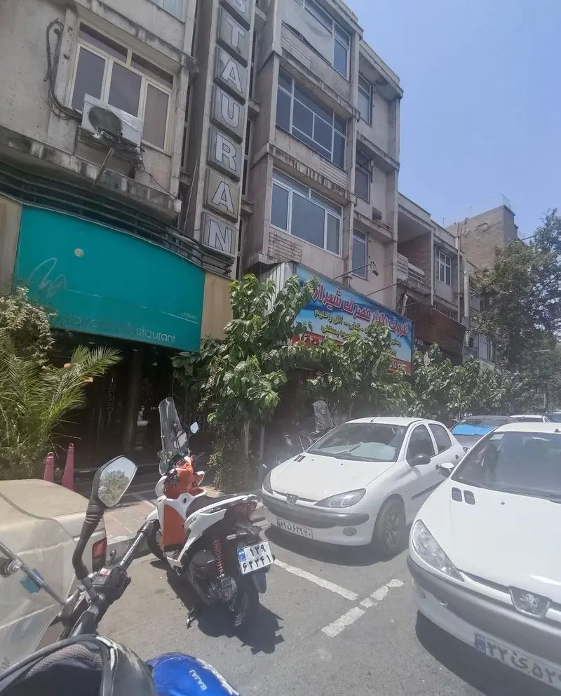 تصویر نمای بیرونی رستوران سهند در یک روز آفتابی، با تابلوی رستوران و ورودی سبز. این تصویر جذابیت مکان غذاخوری را در محیط شهری نشان می‌دهد.