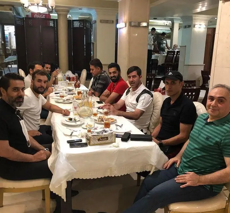 تصویری از مشتریان مرد در حال صرف غذا و دورهمی در محیط گرم و دلپذیر رستوران سهند، نمایانگر فضایی مناسب برای جمع‌های دوستانه.