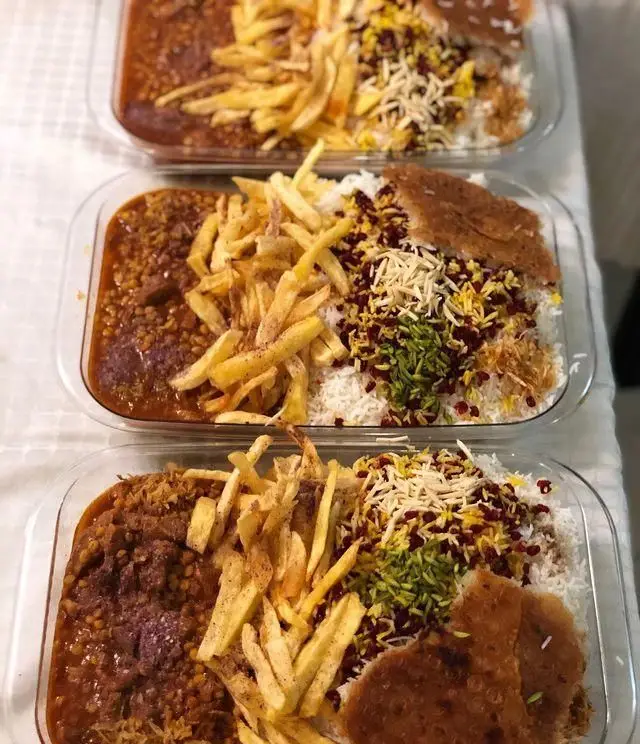 غذای اصیل ایرانی: خورش قیمه مجلسی با پلو زعفرانی، زرشک، خلال پسته و بادام، سیب زمینی سرخ کرده و ته دیگ از رستوران سهند.