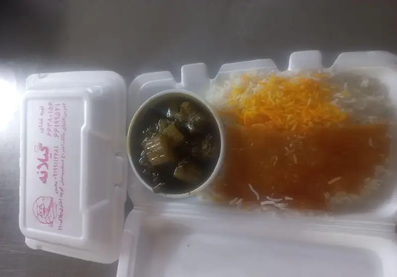 غذای بیرون‌بر تهیه غذای گیلانه: یک پرس چلو خورشت قیمه و یک کاسه خورشت سبزی در کنار برنج زعفرانی.