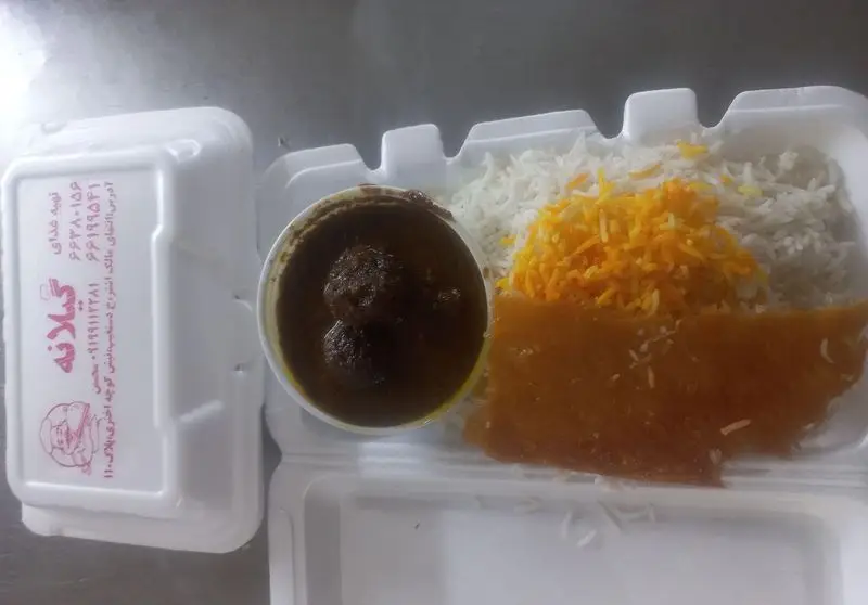 تصویری از غذای بیرون‌بر گیلانه: پلو سفید و زعفرانی با خورشت کوفته و ته‌دیگ طلایی، مناسب برای سفارش و دلیوری غذای ایرانی باکیفیت.