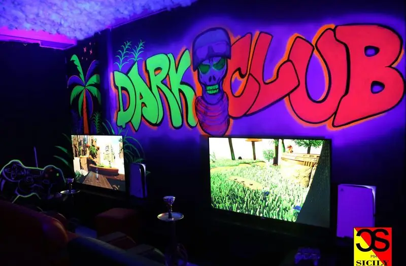 محیط نورانی و مدرن گیم نت شبانه روزی سیسیلی شعبه ستارخان با کنسول‌های پلی استیشن و بازی‌های هیجان‌انگیز، آماده پذیرایی است.